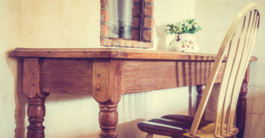 Záhadné bytové zvuky: Co znamená, když byt křupe, píská nebo cvaká i bez větru?