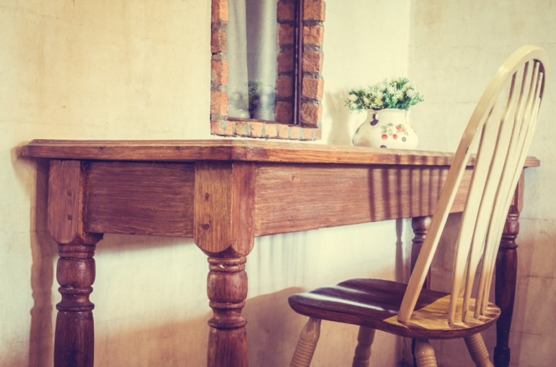 Záhadné bytové zvuky: Co znamená, když byt křupe, píská nebo cvaká i bez větru?