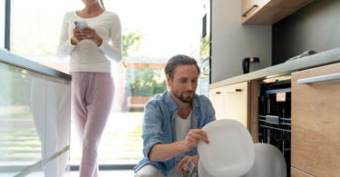 Proč se nádobí v myčce leskne jen někdy?